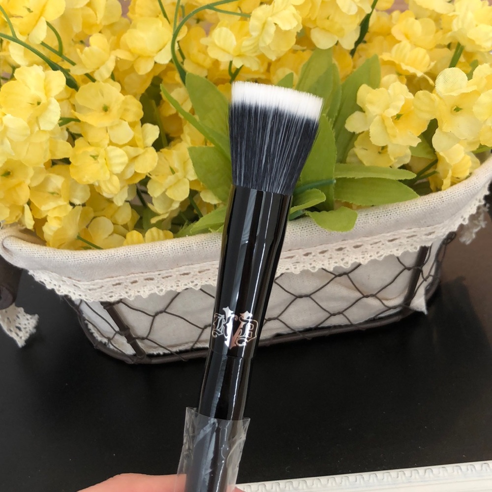 🔥New Kat Von D Brush Lock it Edge Stipping Brush